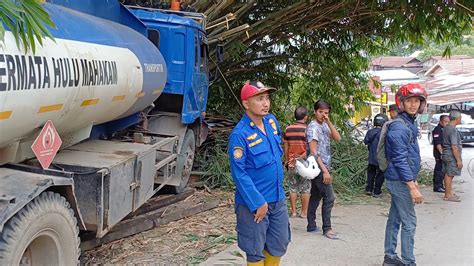 Alami Rem Blong Dan Hindari Korban Sopir Truk Tangki Tabrak Pohon