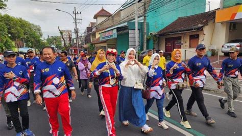 Ribuan Orang Meriahkan Jalan Sehat Hari Jadi Jember Ke 95 Tribunjatim