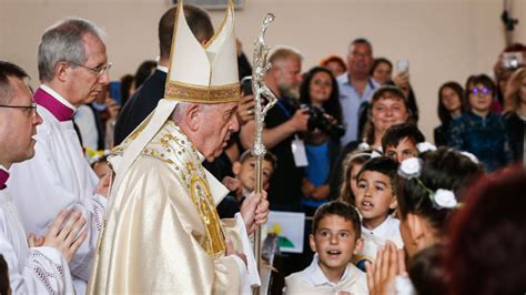 Papst spendet in Bulgarien Erstkommunion und trifft Flüchtlinge