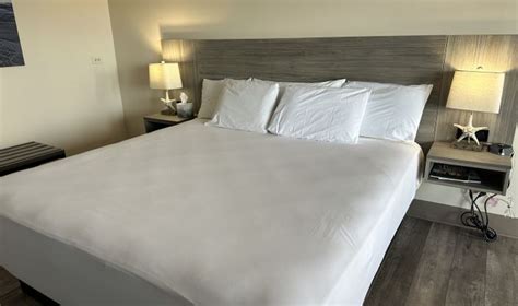 Guest Rooms and Suites | Westport Inn & Cabins