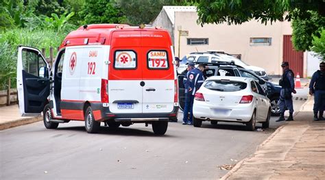 Homem é encontrado morto dentro de carro várias perfurações de faca