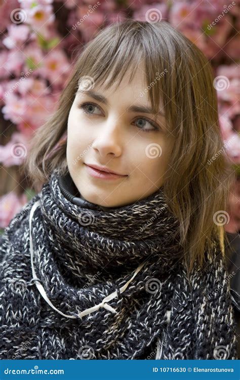 Jeune Fille De Ladolescence Attirante De Verticale Photo Stock Image