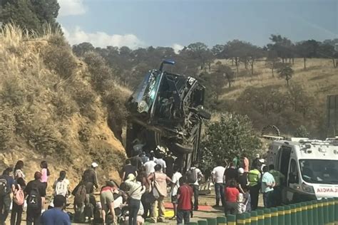 Al menos 4 muertos y 15 heridos deja volcadura de autobús en autopista