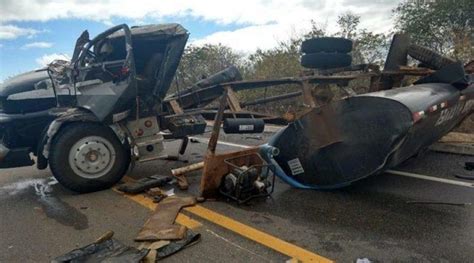 Caminhão pipa tomba na BR 407 e deixa motorista gravemente ferido Geral