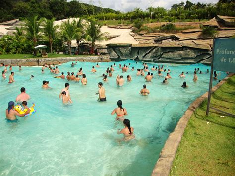 Praia do Cerrado no HotPark Ondas artificiais em Goiás