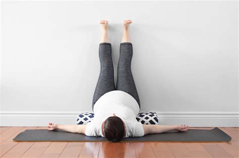 6 Yoga Poses For Your Third Trimester Yoga Mamas Torontos Leading