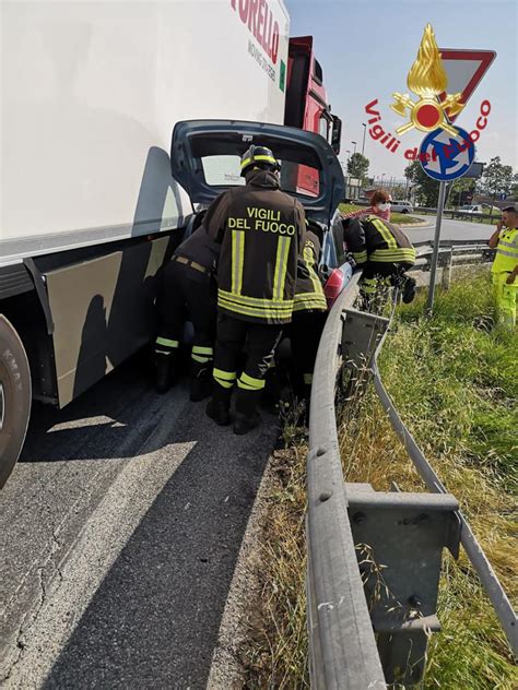 Incidente Alla Rotonda Dell Autostrada A Mondov Auto Schiacciata Tra