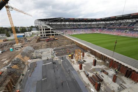 Budowa czwartej trybuny Górnika Zabrze Gol24