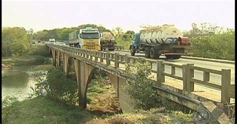 G Motorista Se Distrai Vendo Acidente E Cai Carro No Rio Turvo