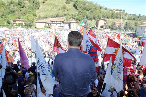 Salvini A Pontida Presenta I Sei Impegni Della Lega Siete Una Marea