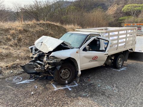 Provoca Choque Entre Camionetas Por Invadir Carril Hay 5 Lesionados