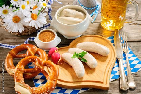 Bayerische Weißwurst mit Brezel und Bier Stock Foto Adobe Stock