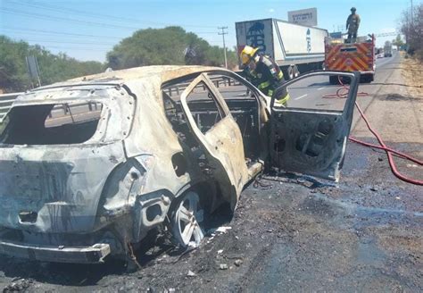 Camioneta Fue Consumida Por El Fuego Por Una Falla Mec Nica En La