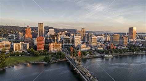 Tall skyscrapers across the Hawthorne Bridge spanning the Willamette ...