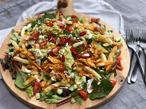 Friet Met Pulled Chicken En Chilisaus Familie Over De Kook