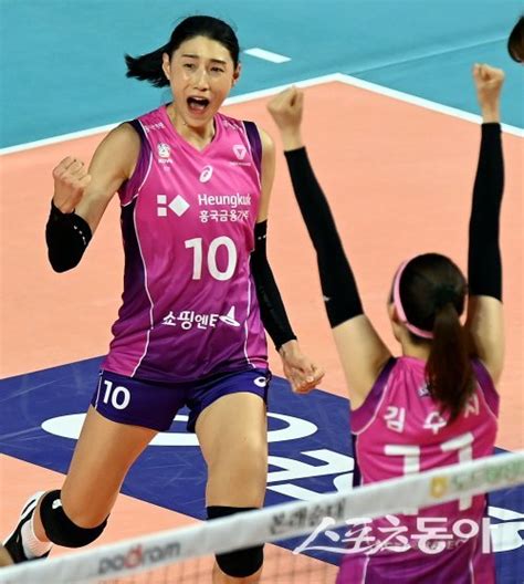 프로배구 ‘올해의 선수상 초대 수상자 김연경 14년 만에 영광 재현할까 2023 동아스포츠대상 ｜스포츠동아