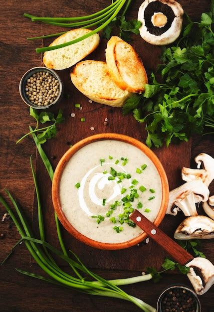 Sopa cremosa de champiñones con picatostes especias y cebollino sobre