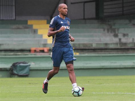 Fora Dos Planos Do Coritiba Alan Costa Treina Em Separado Espera De