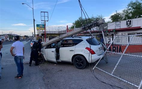 Conductor Ebrio Pierde El Control De Su Auto Y Choca Contra Poste En La