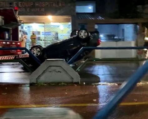 Capotamento deixa quatro feridos na avenida 28 de Março em Campos