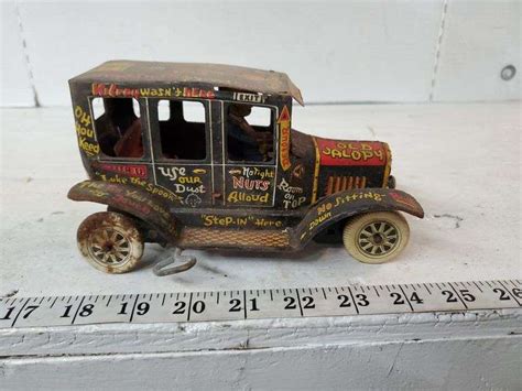 VINTAGE TIN WIND UP CAR (NEEDS WORK) - Isabell Auction