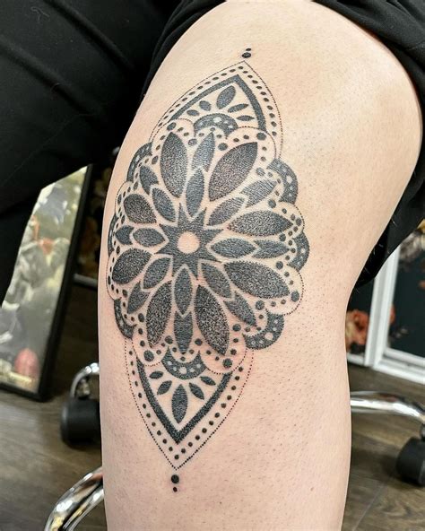 Striking Knee Tattoo Designs To Unleash Your Style