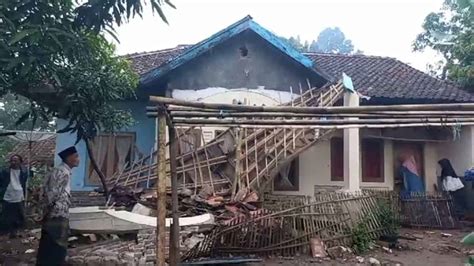 Puluhan Rumah Rusak 6 Orang Tertimpa Reruntahan Akibat Gempa 6 2 Garut