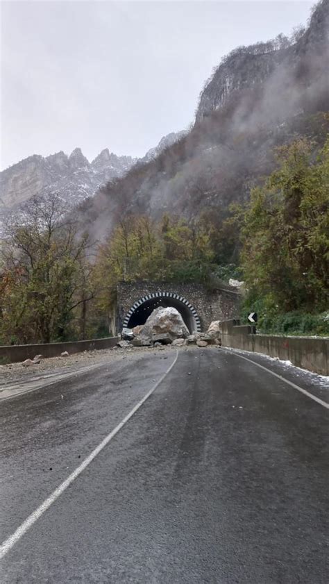 Maltempo Enorme Frana Sulla Lecco Ballabio Massi Giganti Sulla Strada