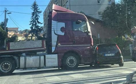 Saobra Ajna Nesre A U Sarajevu Sudarili Se Kamion I Automobil Life Ba