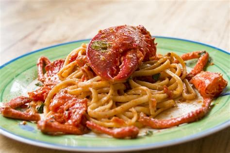 Premium Photo Linguine With Lobster And Fresh Cherry Tomatoes