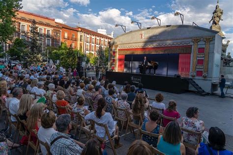 Miles De Vallisoletanos Se Emocionaron Con El Estreno De La Carroza Del