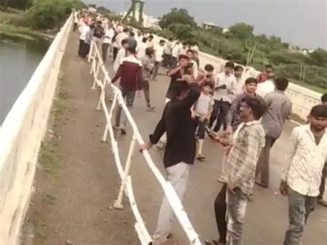 Bridge Collapsed In Surendranagar Gujarat गुजरात के सुरेंद्रनगर में पुल ढहा नदी में एक ट्रक