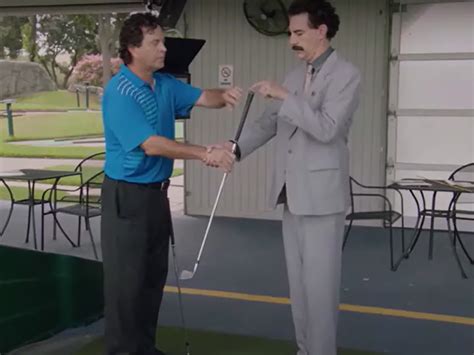 Borat aprende a jogar golfe em cena inédita hilária Pipoca Moderna