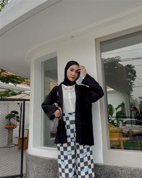 9 Ide Outfit Hijab Buat Kamu Penyuka Warna Putih