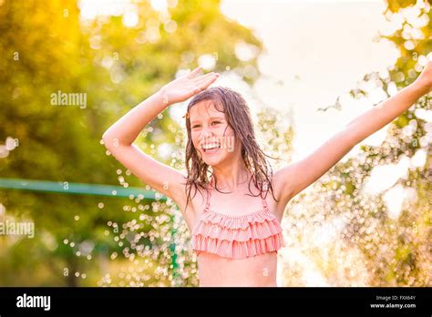 M Dchen Im Garten Im Bikini Fotos Und Bildmaterial In Hoher Aufl Sung Alamy