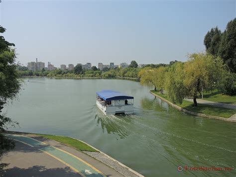 Vaporas Pe Lacul Titan Din Parcul Alexandru Ioan Cuza Ior Bucuresti