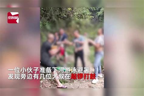 男子准备下河游泳，听到一旁大叔敲锣打鼓后秒害怕：比警示牌管用 下河 游泳 大叔