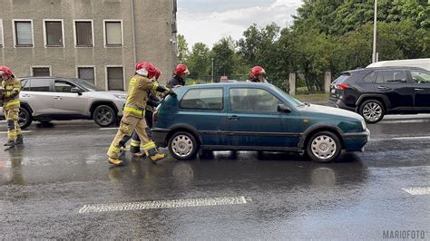 Pożar samochodu w Opolu na ulicy Nysy Łużyckiej Strażacy w akcji