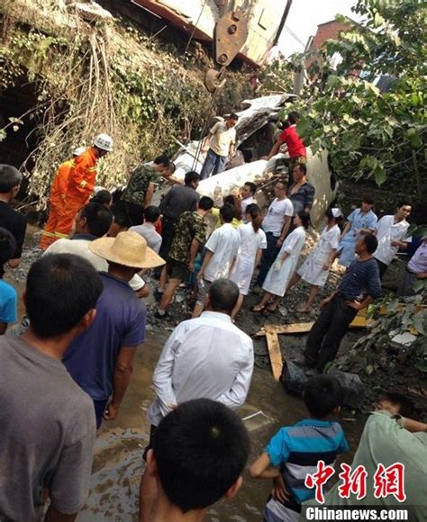 四川客車被撞翻橋下遭埋壓 已16人遇難9人傷[組圖] 圖片中國 中國網