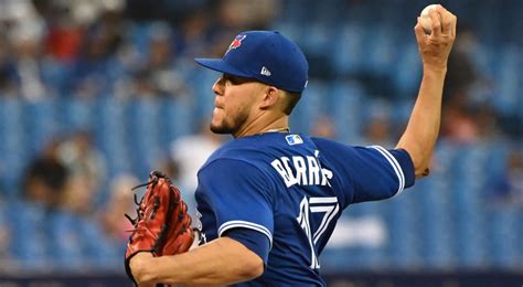 Blue Jays' Jose Berrios leaves game vs. Rays with abdominal tightness