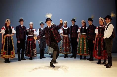 Hungarian Folklore Performance and Dinner & Cruise in Budapest