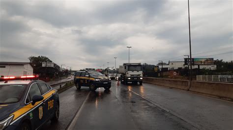 Carreta fica atravessada na BR 480 e provoca filas no acesso a Chapecó