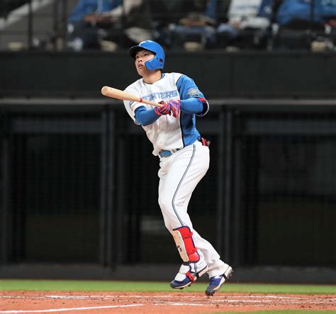 【日本ハム】野村佑希が先制v弾、4番魂！公約実現の本拠エスコンで“チーム1号”演出初披露 プロ野球写真ニュース 日刊スポーツ