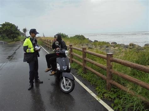 淚水夾雜著雨水！ 茄萣警關懷勸返家 台灣焦點與掌故