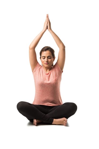 Mujer O Ni A India Que Realiza Asanas De Yoga O Meditaci N O Dhyana