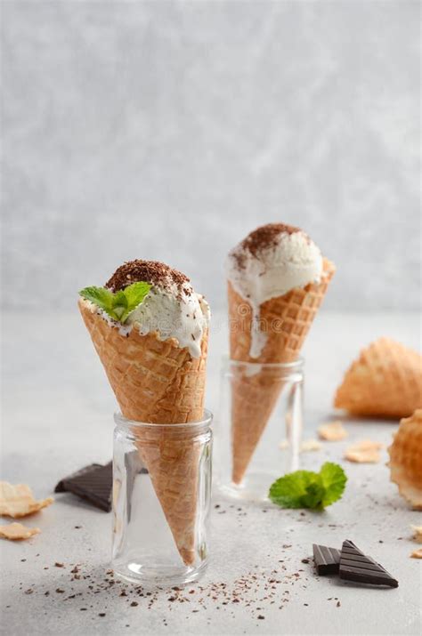 Gelato Alla Vaniglia Nel Cono Della Cialda Con La Briciola Del