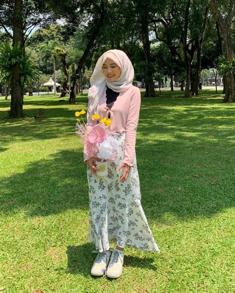 Setelan Outfit Dengan Rok Floral Beri Kesan Feminim Bagi Pem