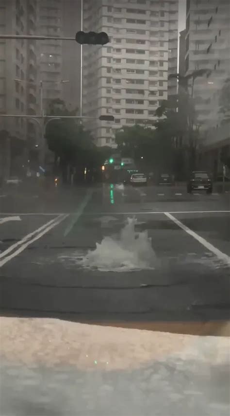 影暴雨襲南部！高雄巨蛋人孔蓋變「噴泉池」 屏東轎車淪「水上活動」 中天新聞網