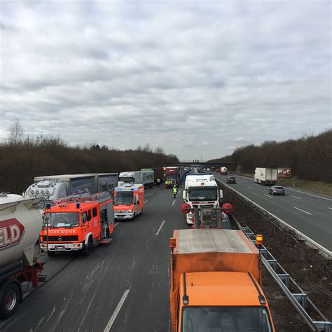 Fw Re Schwerer Verkehrsunfall Mit Einem Lkw Auf Der Bab Eine