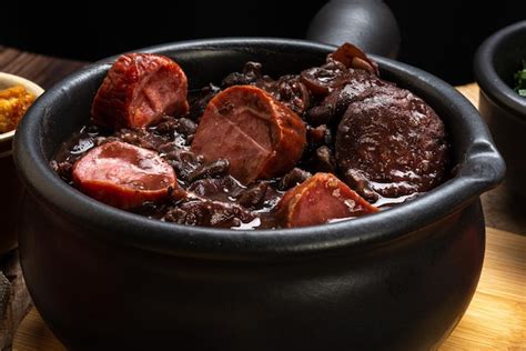 Feijoada Servida Em Tigela De Barro Sobre Mesa De Madeira R Stica